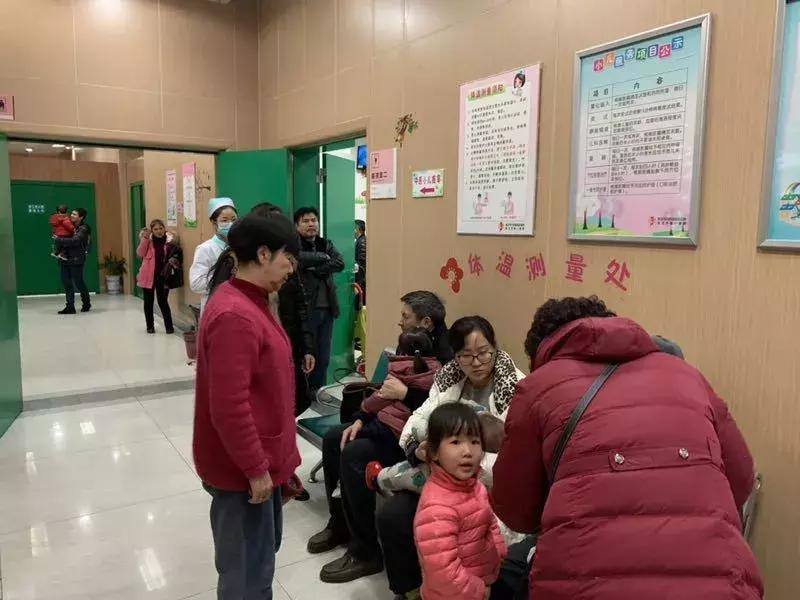 eb病毒感染和单纯疱疹病毒有关吗,eb病毒感染和扁桃体发炎区别