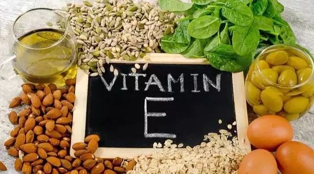 手脚干裂皮肤又厚又痒怎么办,冬天手脚干裂起皮怎么治疗