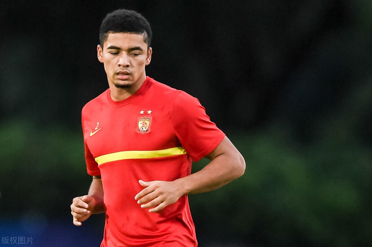 国足集结备战12强赛，集训大名单引争议？理性解读名单与阵容