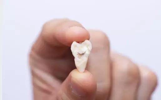 睡觉时总磨牙是怎么回事，难道肚子里真的有蛔虫？看完你就清楚了