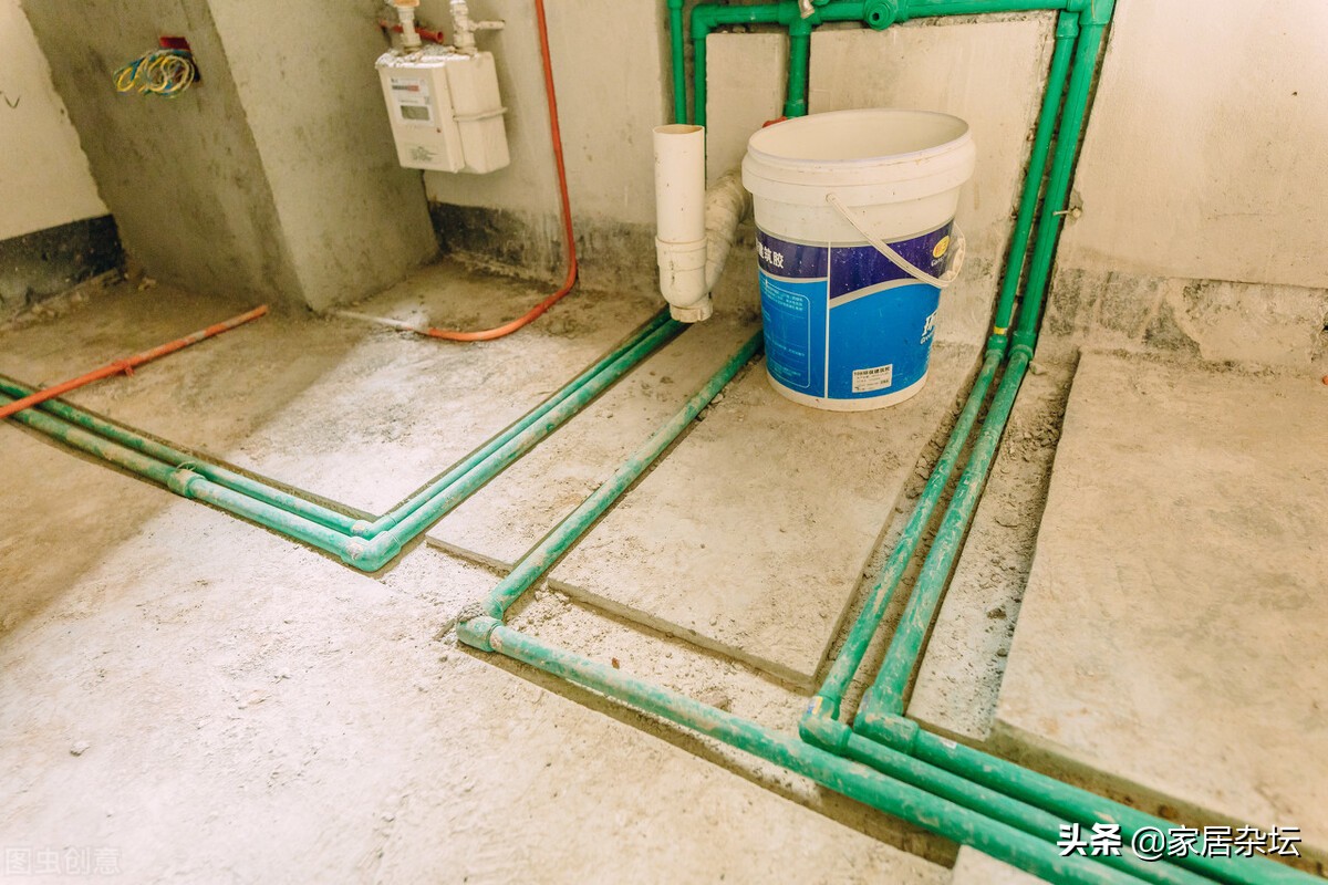 装水电是水管在下面还是电线下面,全屋改水电水管在上电线在下好吗