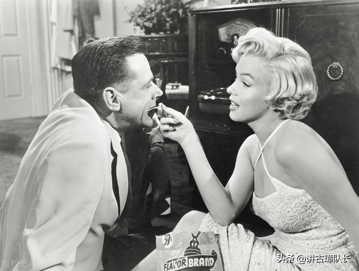 玛丽莲梦露去世谁帮她举行葬礼,玛丽莲梦露死后墓地