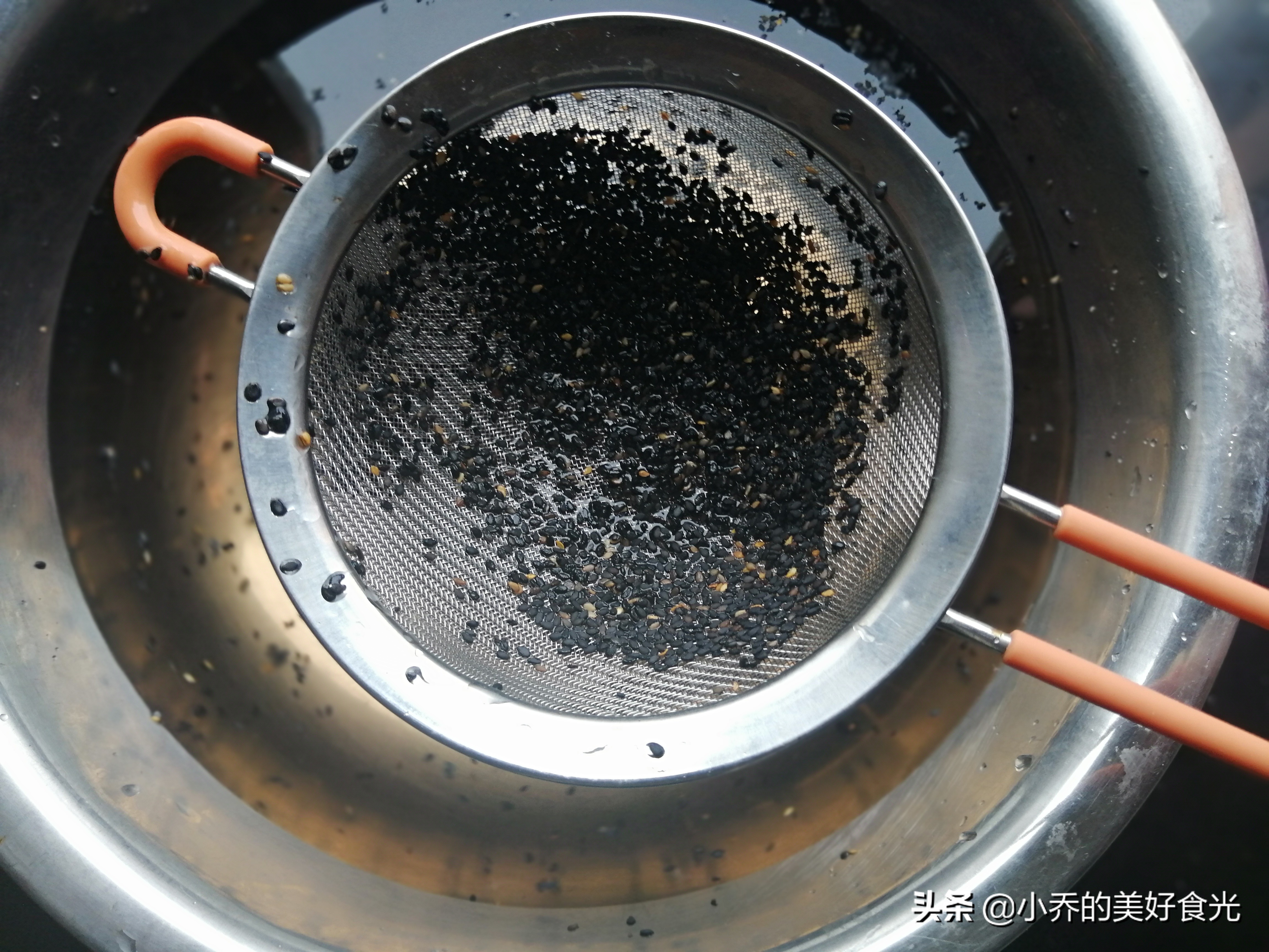芝麻里的泥沙怎么洗才干净,清洗芝麻小窍门