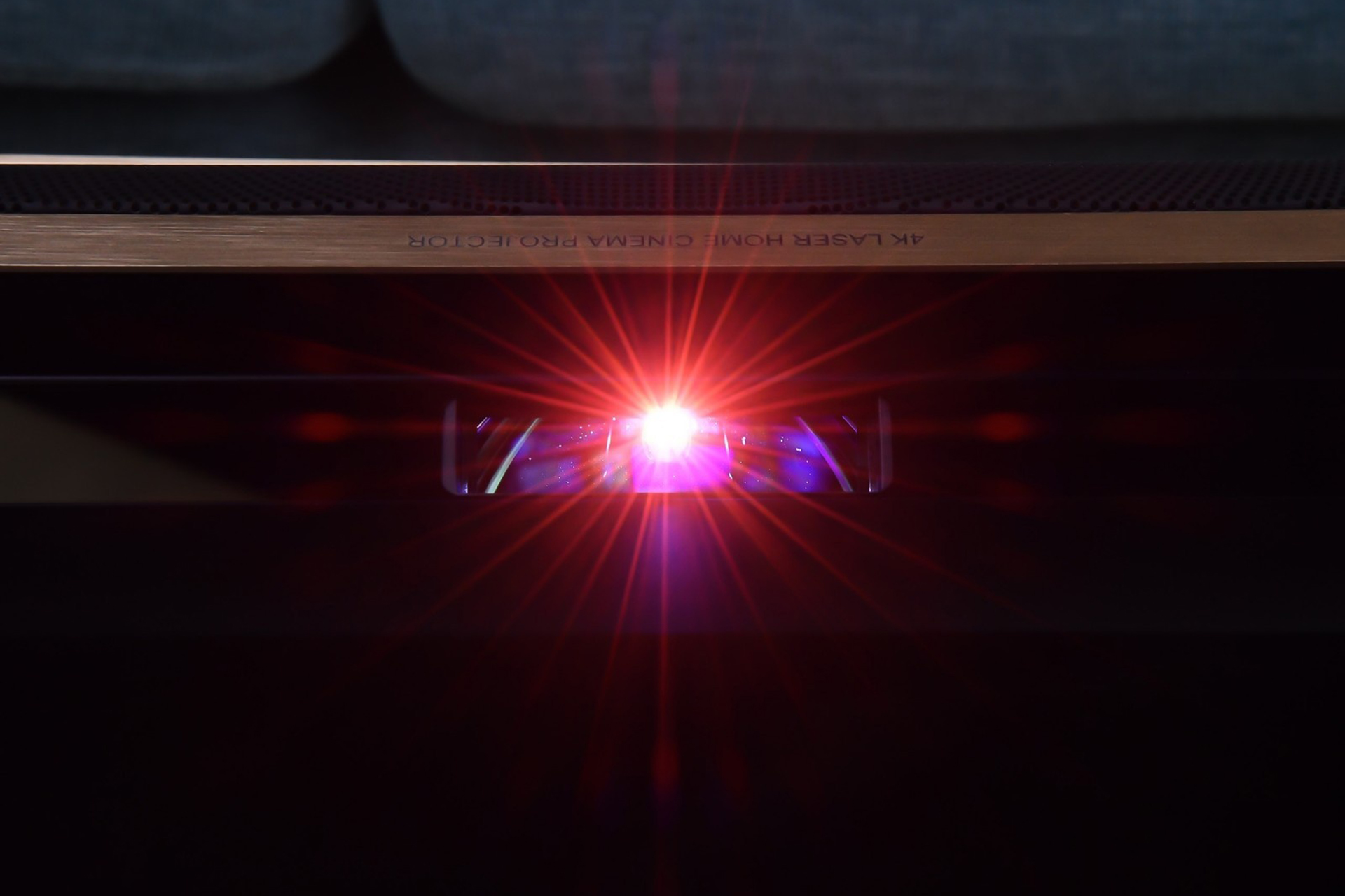 100寸液晶电视与激光电视对比,85寸的选液晶电视还是激光电视