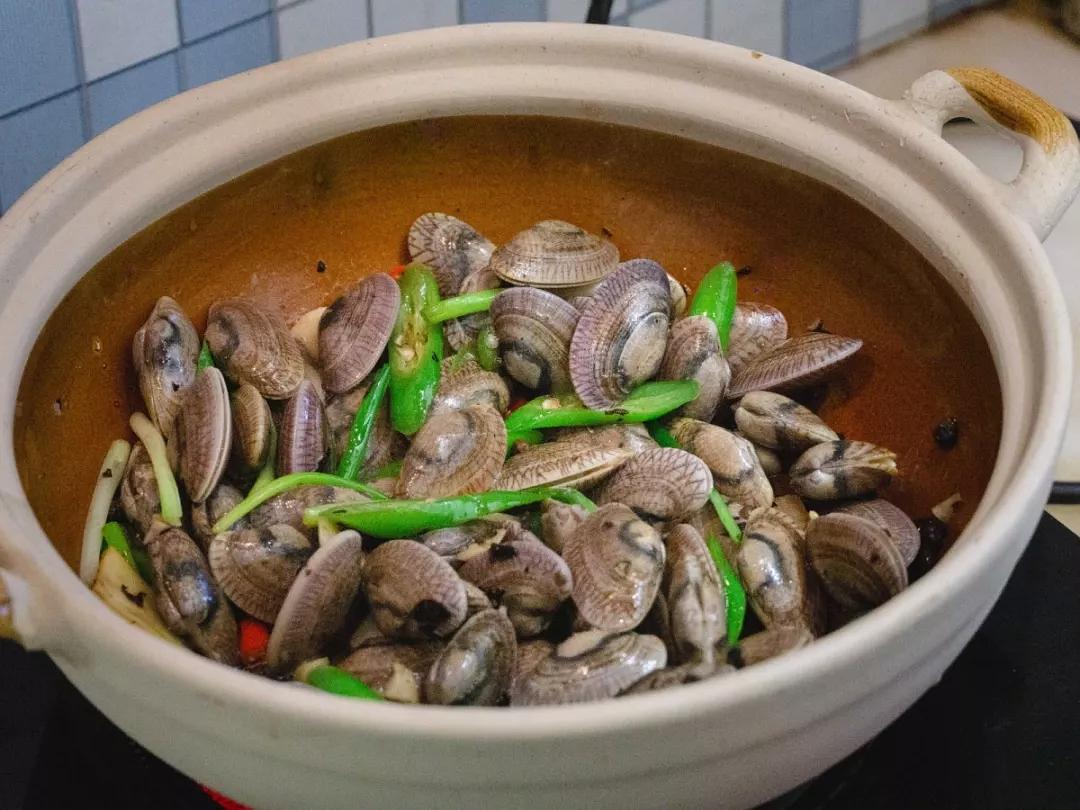 砂锅可以做焗菜吗,砂锅焗大虾花蛤金针菇