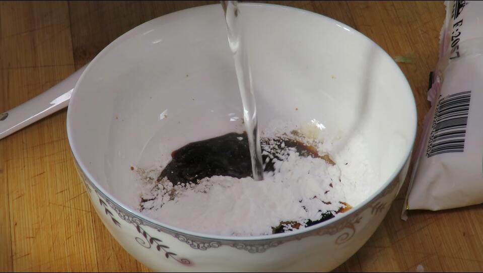 青椒猪肝要加酱油吗,青椒猪肝要不要过一下水