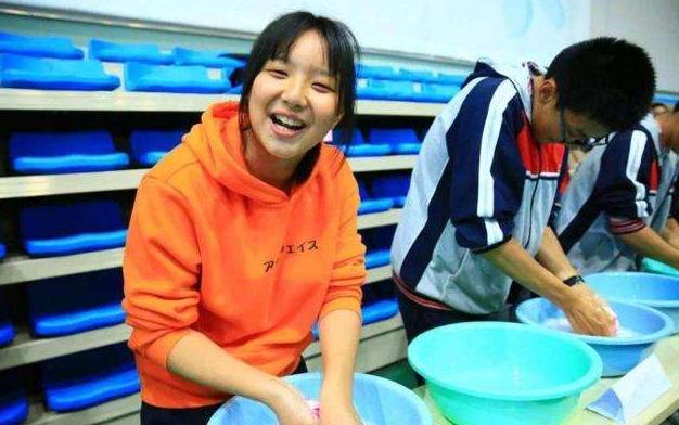 孩子初中住校好还是走读好,初中生选择住校还是走读