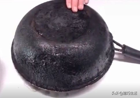 蜂窝不粘锅烧糊的黑垢怎么去除,不粘锅内壁烧糊的黑垢怎么去除