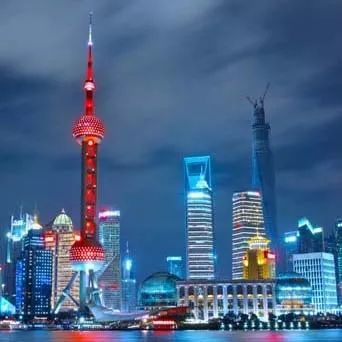 摇滚、坎普、Kaws：狂野又优雅的七月看展指南