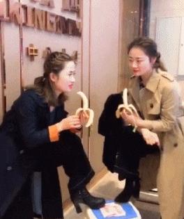 搞笑GIF：妹子，你在练什么呢，我去陪你啊