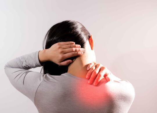 四个因素致“颈椎病”发病，小心颈椎病诱发4大并发症，别忽视