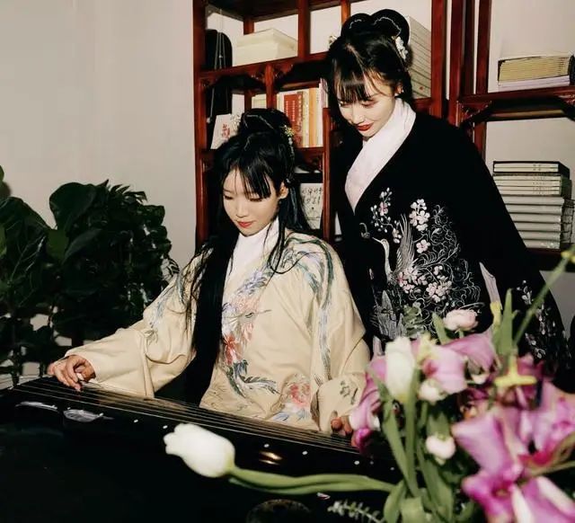 爸妈要杀了我违法吗,父母对中国人穿汉服的态度