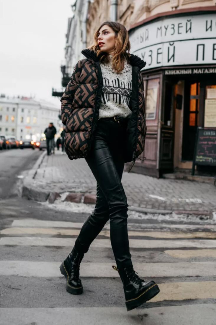 冬季显瘦裤子配靴子,现在还流行打底裤配靴子吗