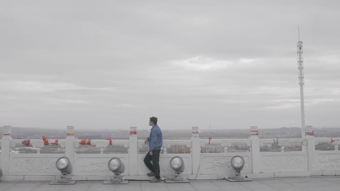 买了一套房子可一点也不高兴,买一套房子就花了几十万