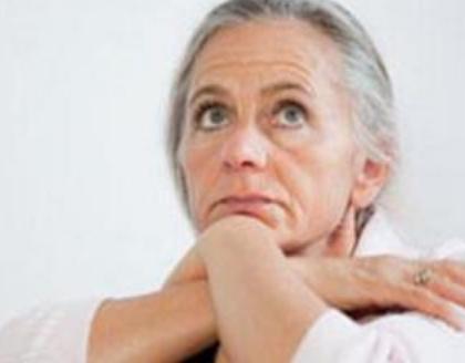 40岁后的女人想要摆脱更年期困扰，要及时发现身体发出的4个信号