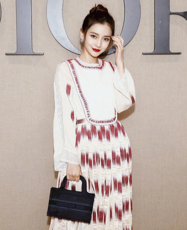 baby巴黎半夜赴私宴！独自约爱马仕总监聊工作？笑容僵硬如雕像