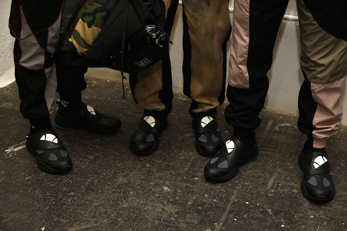 李宁英伦绿茵足球鞋,李宁伦敦时装发布会