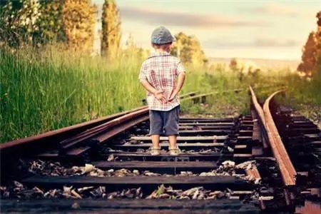 孤僻症的孩子是什么表现,孤僻的孩子如何引导