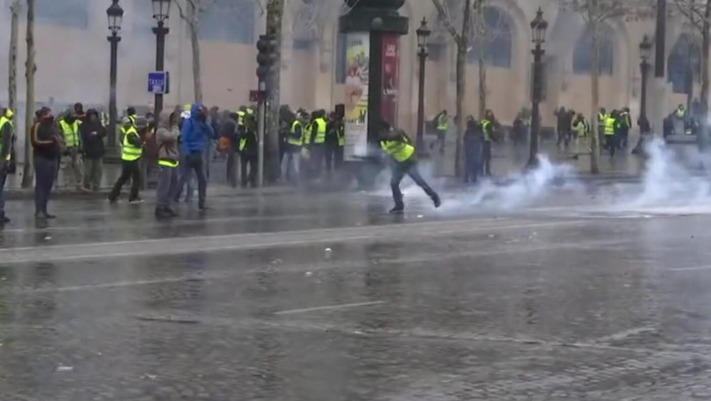 法国部队为应对“黄马甲”或使用有争议*器武**？高密度粉末威力巨大