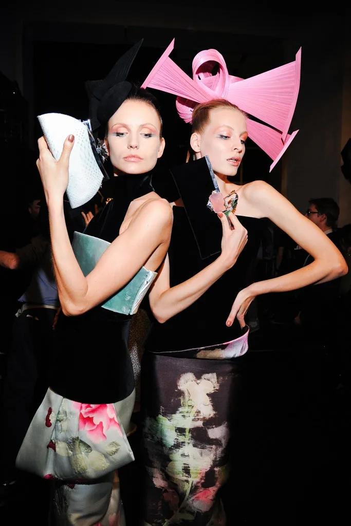 女明星红毯造型少不了它？网友：论优雅，还得是Armani的设计