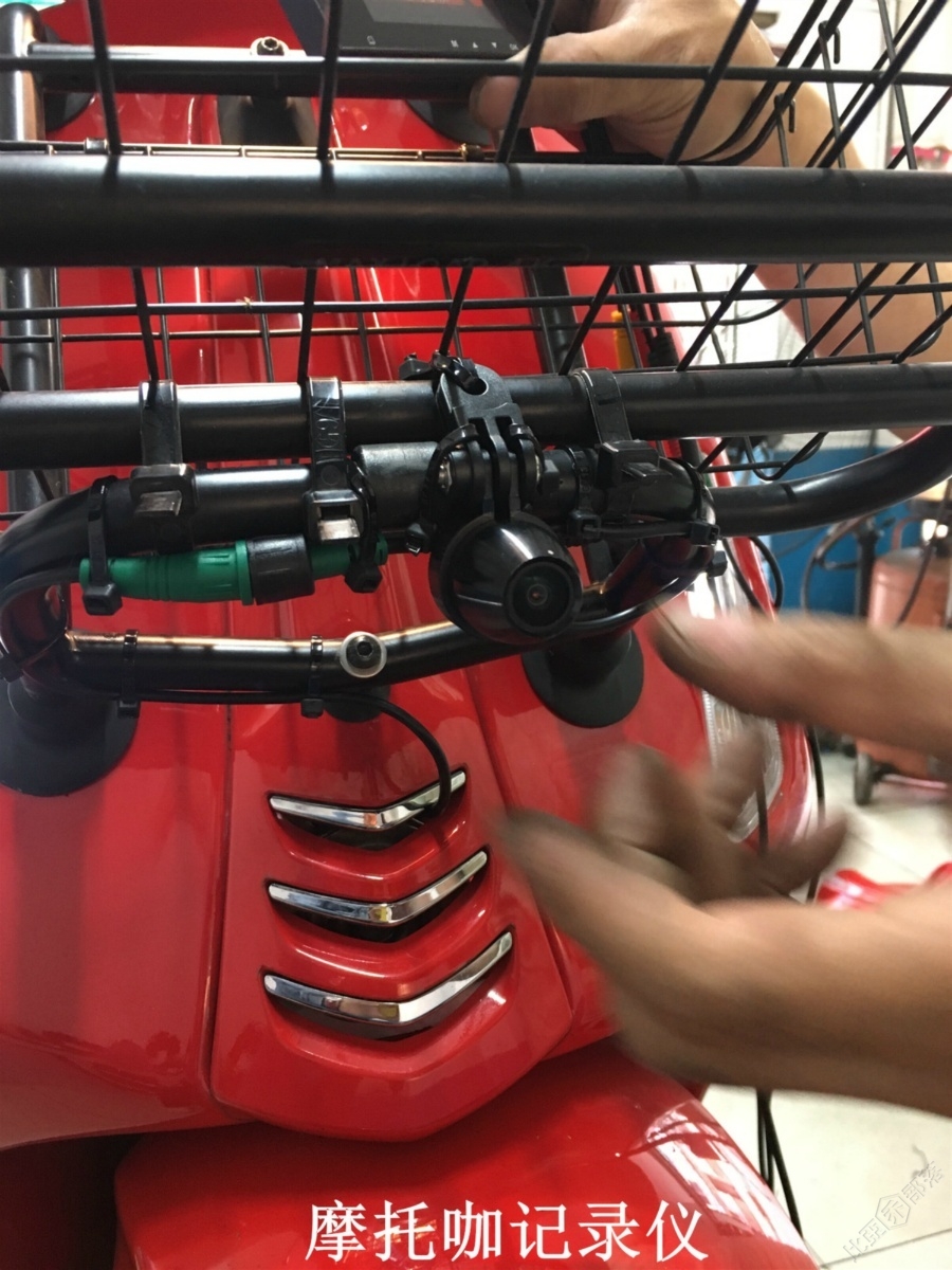 vespa装hfk行车记录仪,vespa摩托车gps装哪