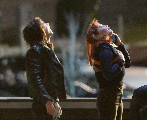 大表姐拍戏被玻璃片击中,眼皮划伤流血不止,网友:*破爆**戏好危险