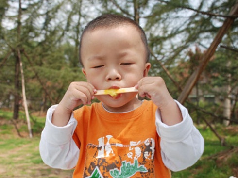 8岁孩子瘦成皮包骨了怎么办,八岁男孩瘦成皮包骨头图片