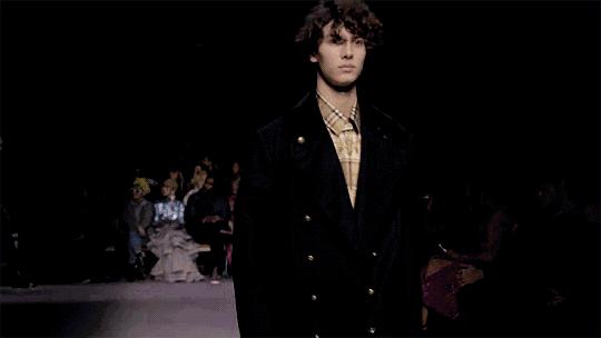 全球最帅王子18岁净身出户，上海打工赚钱：生来是王子，太惨了