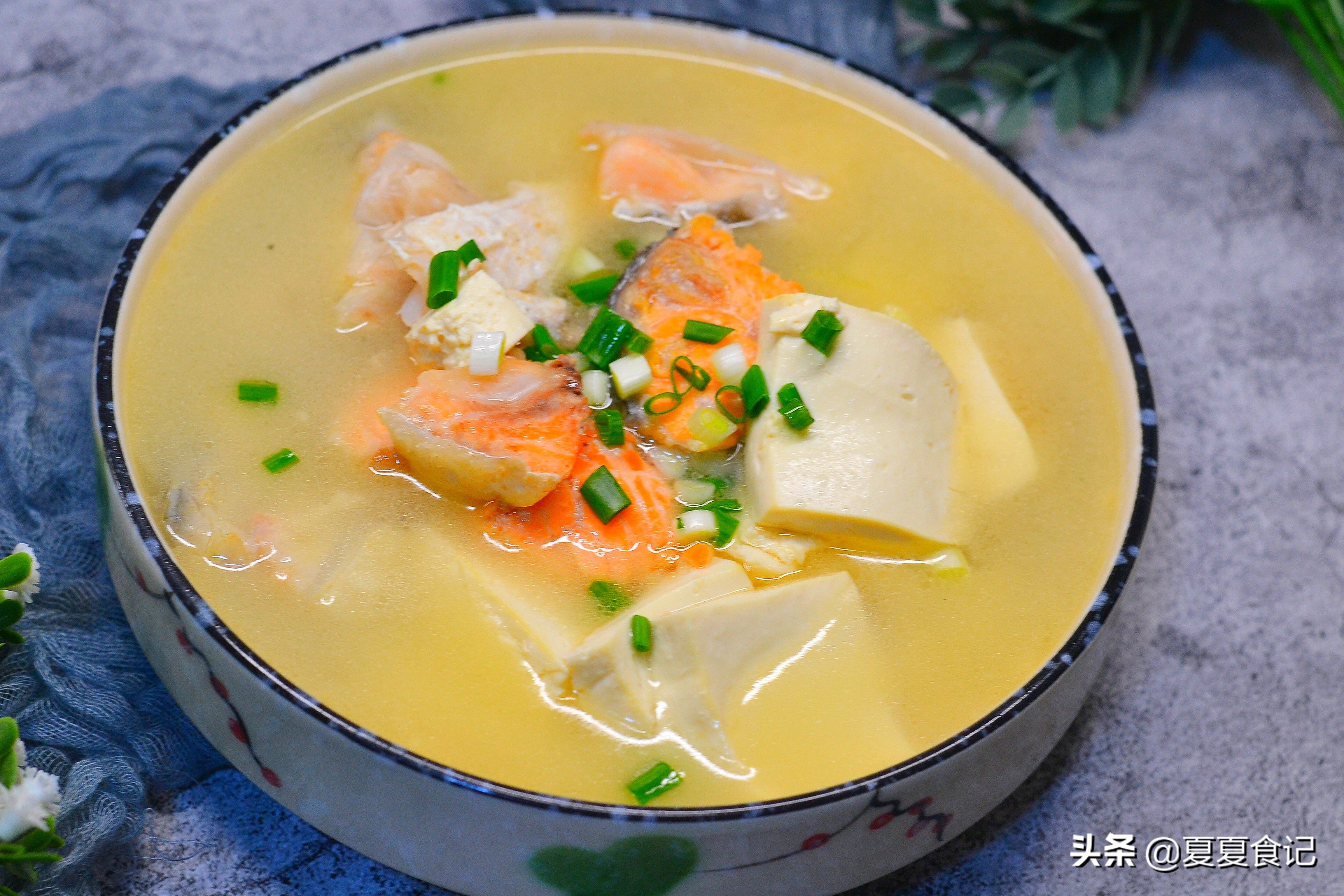 三文鱼头煮汤怎么做汤好喝,简易又美味的三文鱼头汤做法