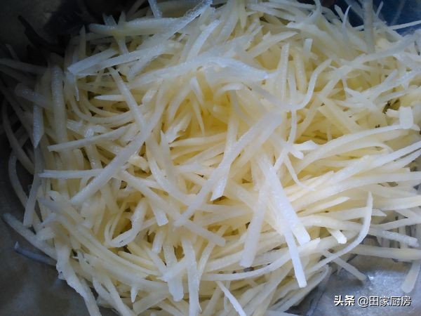 炒土豆丝不用焯水的方法,炒土豆丝不焯水怎么不粘锅