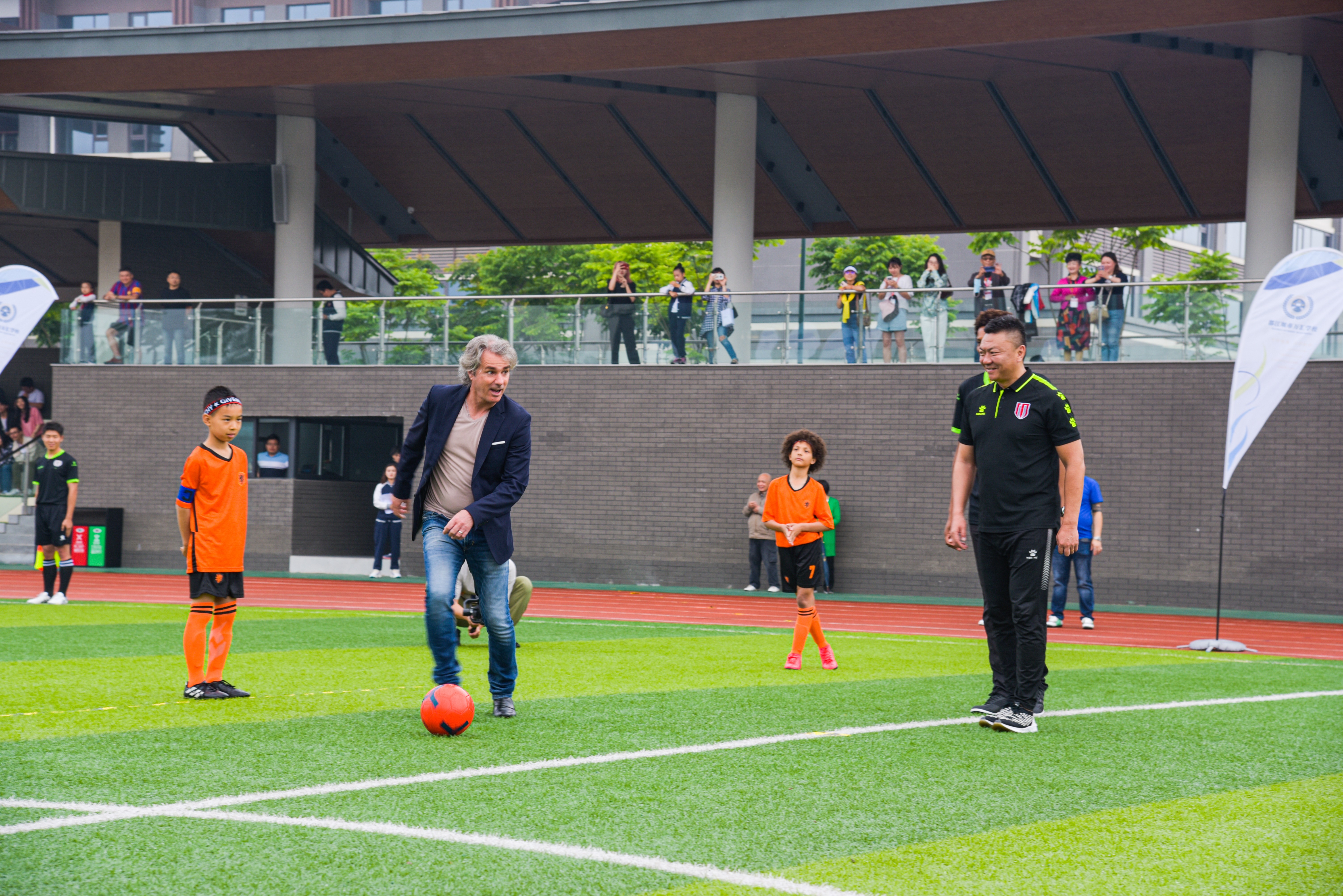 这所最美的“水墨校园”迎来首届足球春季联赛！AC米兰球星都来了