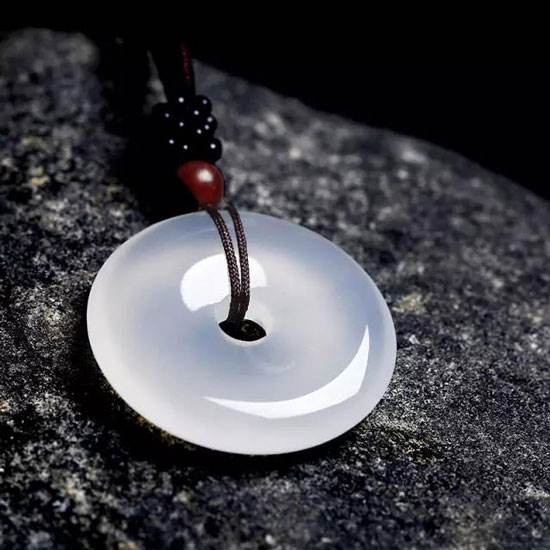 玉髓是水晶一类吗,玉髓是翡翠的一种么