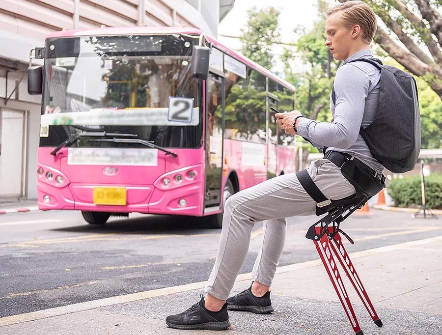 这个小马扎能穿在身上，感觉腿累了，可以随时随地坐下来休息