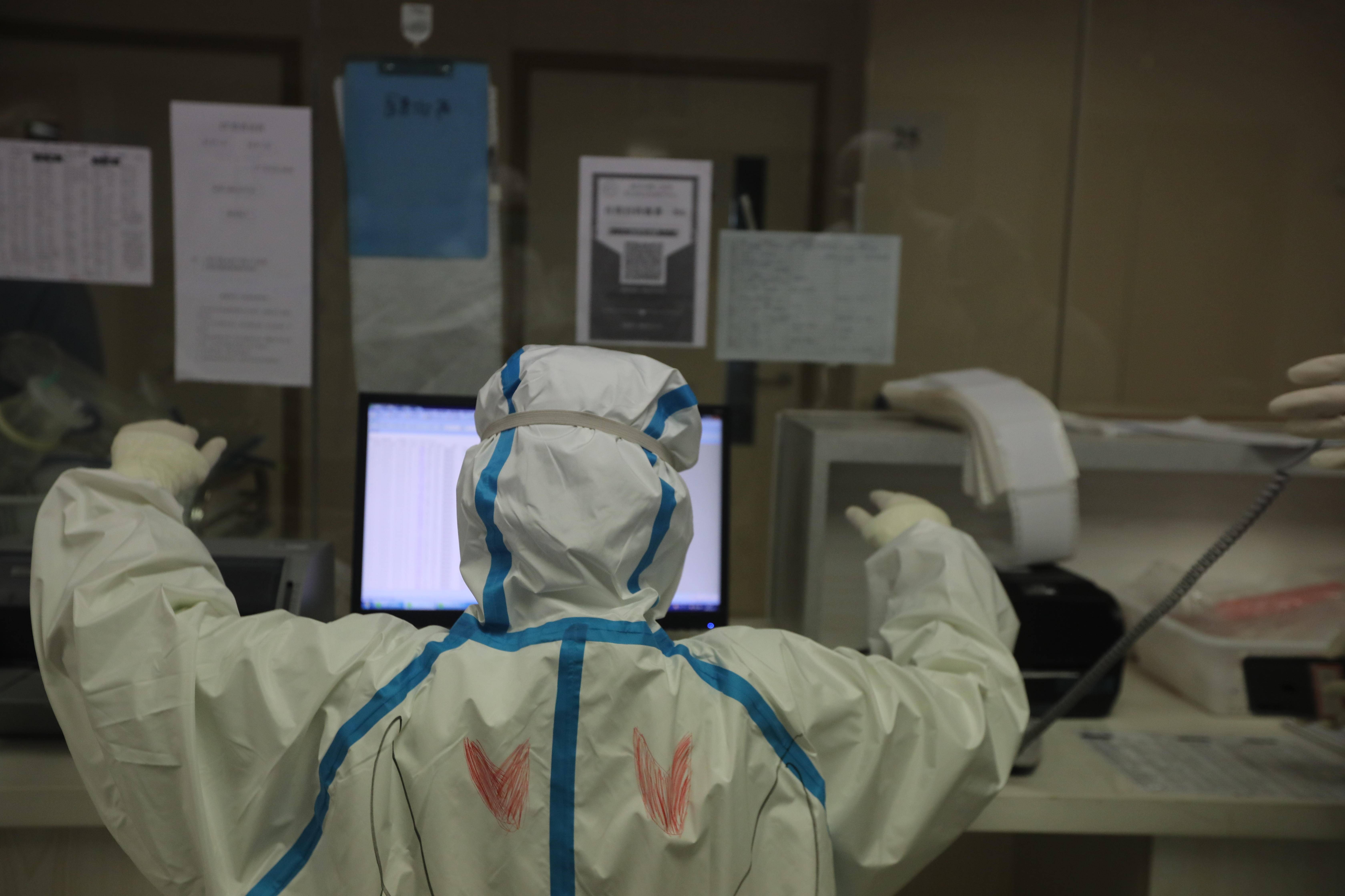 白衣作战袍，用爱守护“宁”