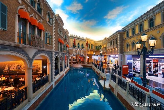 除了蓝天白云的天空还有贡多拉船游览澳门威尼斯人