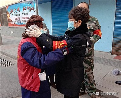 今天,让我们把镜头对准社区小巷总理