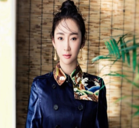 她是清朝后人却从不接清宫戏,她是爱新觉罗家族后裔