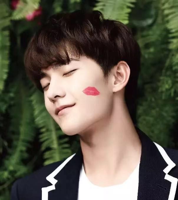 涂上像自己本身唇色的口红,涂上自己喜欢的口红