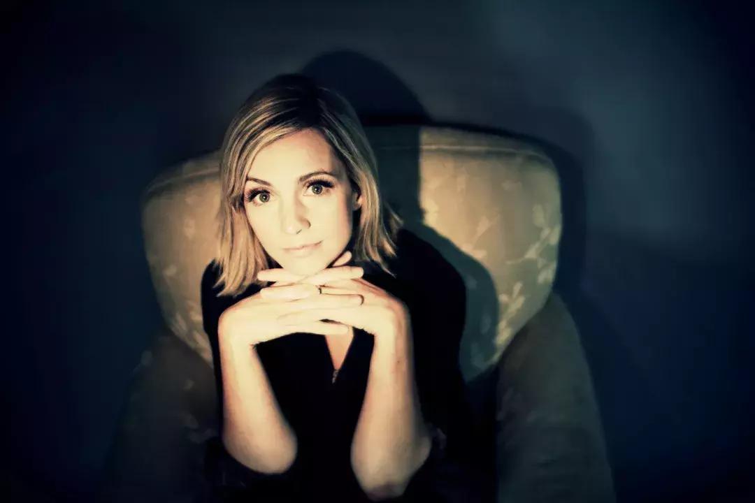 她是音乐之森的精灵，拥有被上帝吻过的嗓音