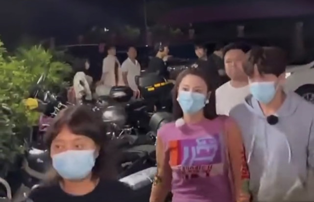 张雨绮李柄熹现身桂林录制节目，女方打扮很少女，有意向男友靠拢