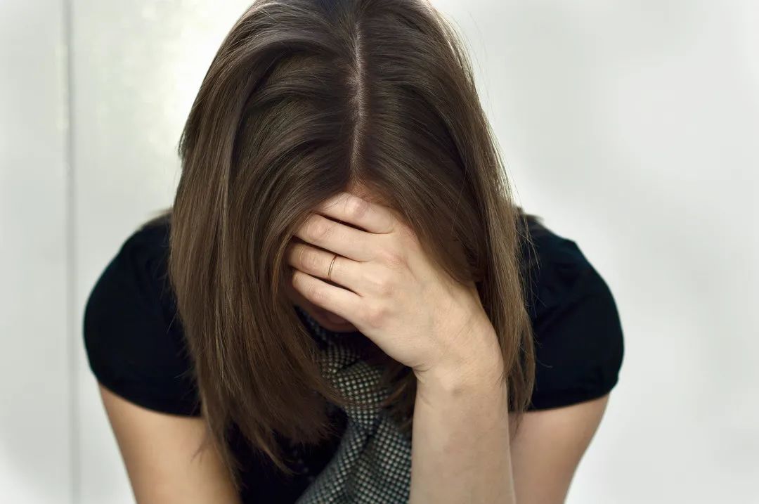 哺乳期乳头经常白泡怎么回事,哺乳期白点和白泡区别