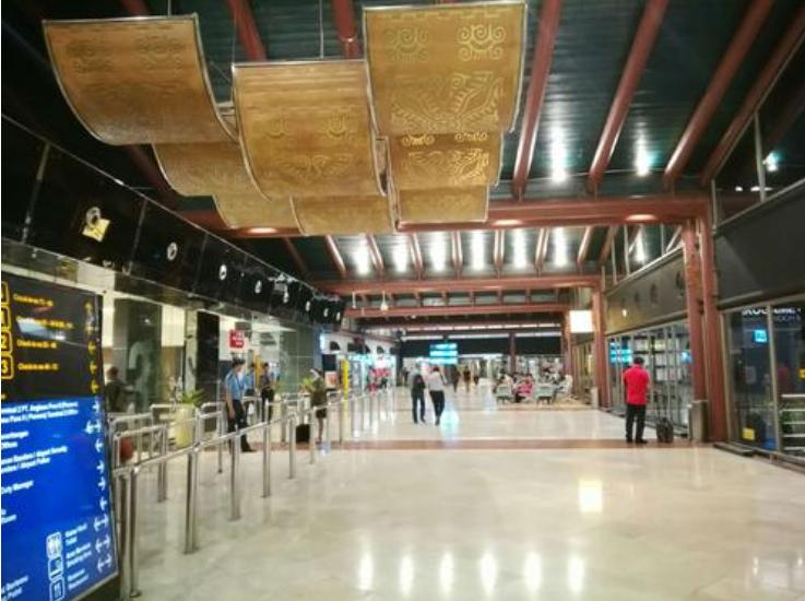 华人亲历各国海关各种奇葩安检术，一言不和就请进“小黑屋”