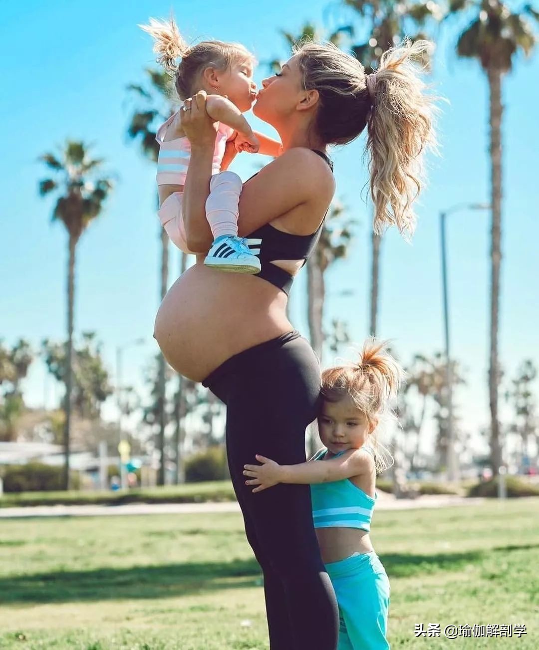 跟妈妈一起练瑜伽的女孩长大了,妈妈教女儿一起练瑜伽