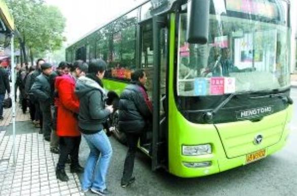 男子扮成老奶奶,男子扮成老大爷