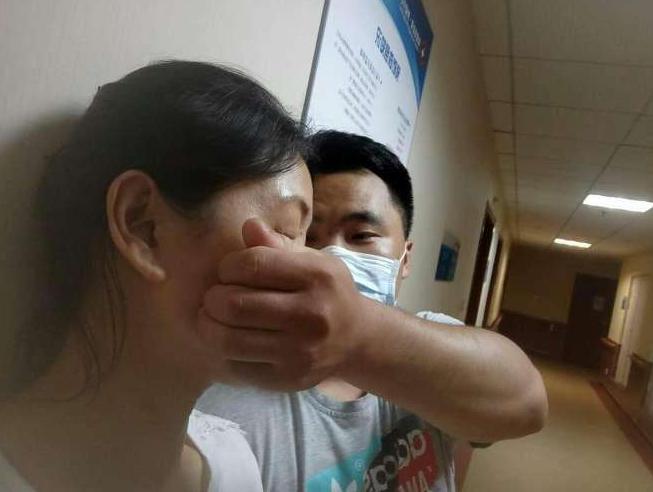 宝宝身上长黑刺妈妈一根根的拔掉,孩子身上长了黑刺