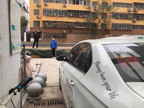 城市出行难停车难的解决办法,郑州一小区修路