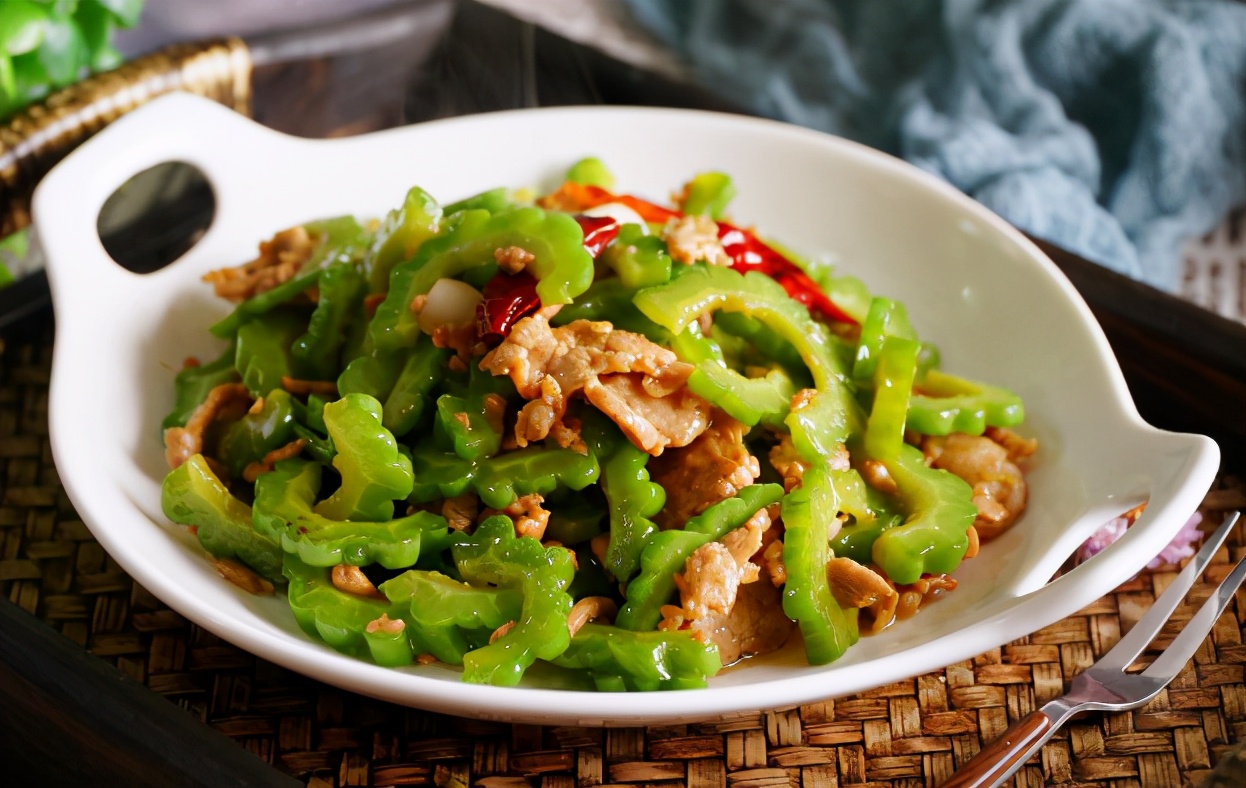 买苦瓜时怎么挑苦瓜不苦呢,买苦瓜要怎么挑