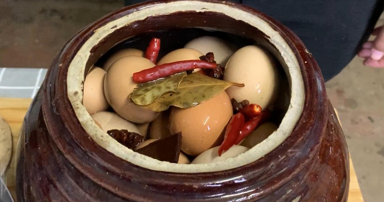 腌鸡蛋有生水一定会坏吗,腌鸡蛋二十多天不咸还需要加盐吗