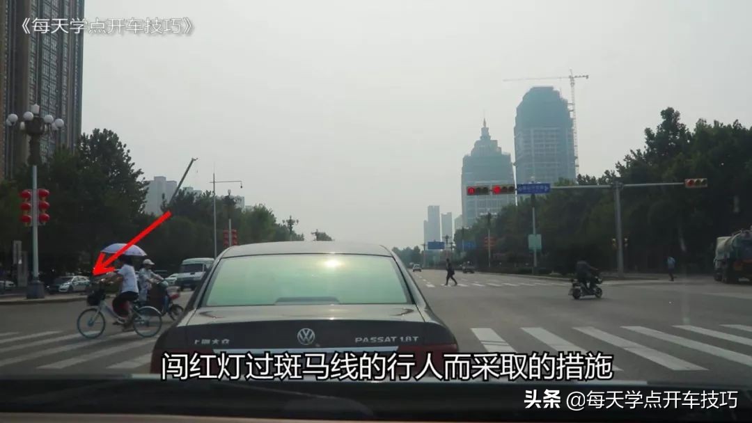 绿灯时前车过线变红灯要继续走吗,绿灯后轮过线变红灯能继续行驶吗