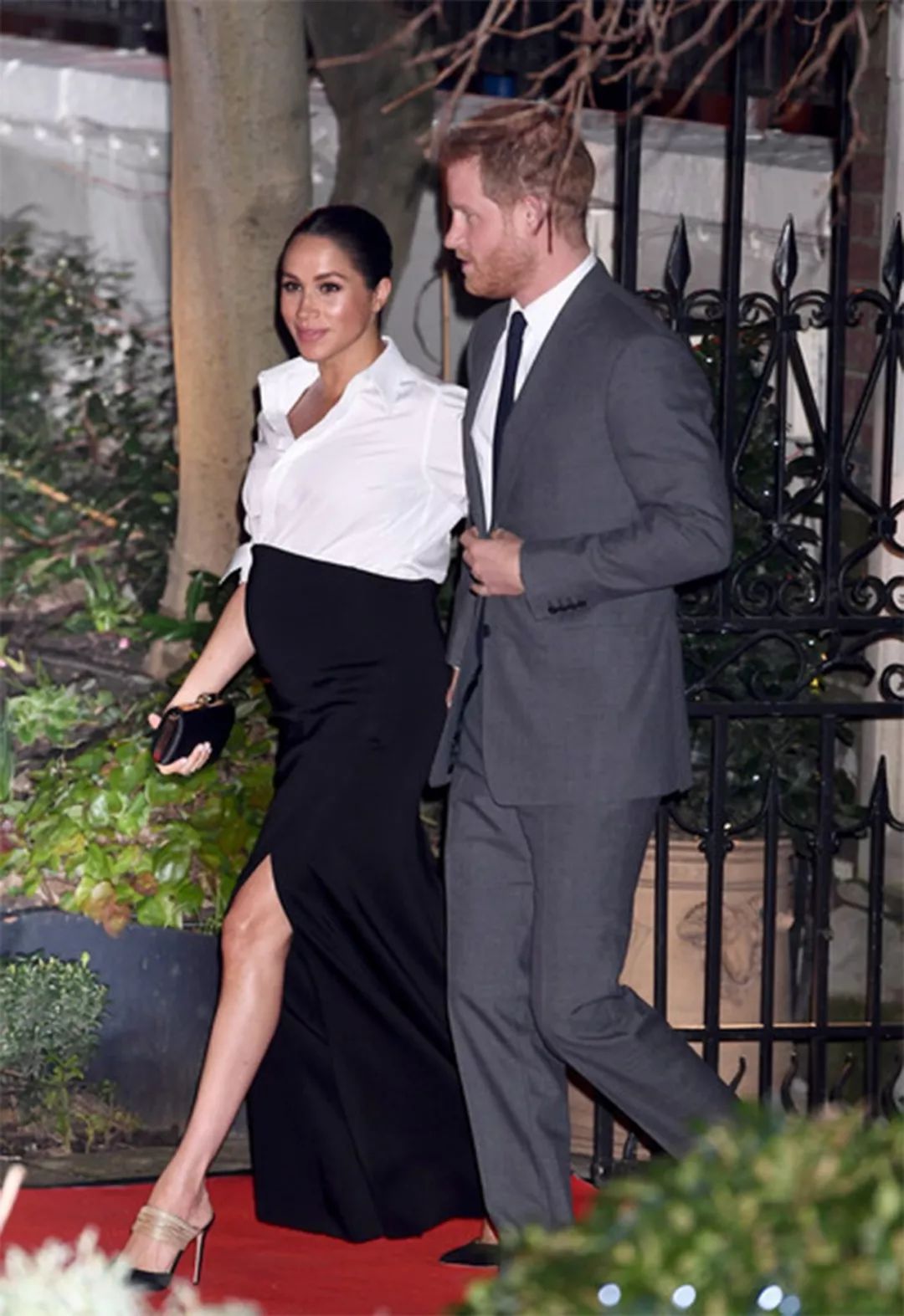 梅根抱着孩子的视频,梅根挺大肚子抱孩子上学